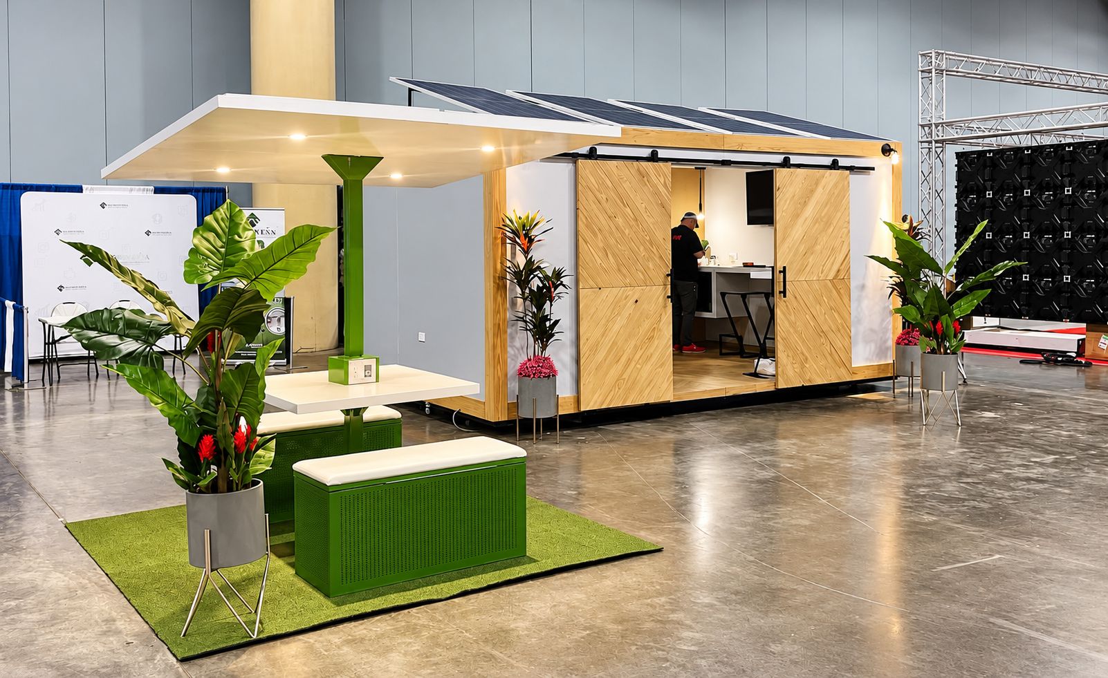 Exhibición de unidad solar modular con mesa de carga en centro de convenciones