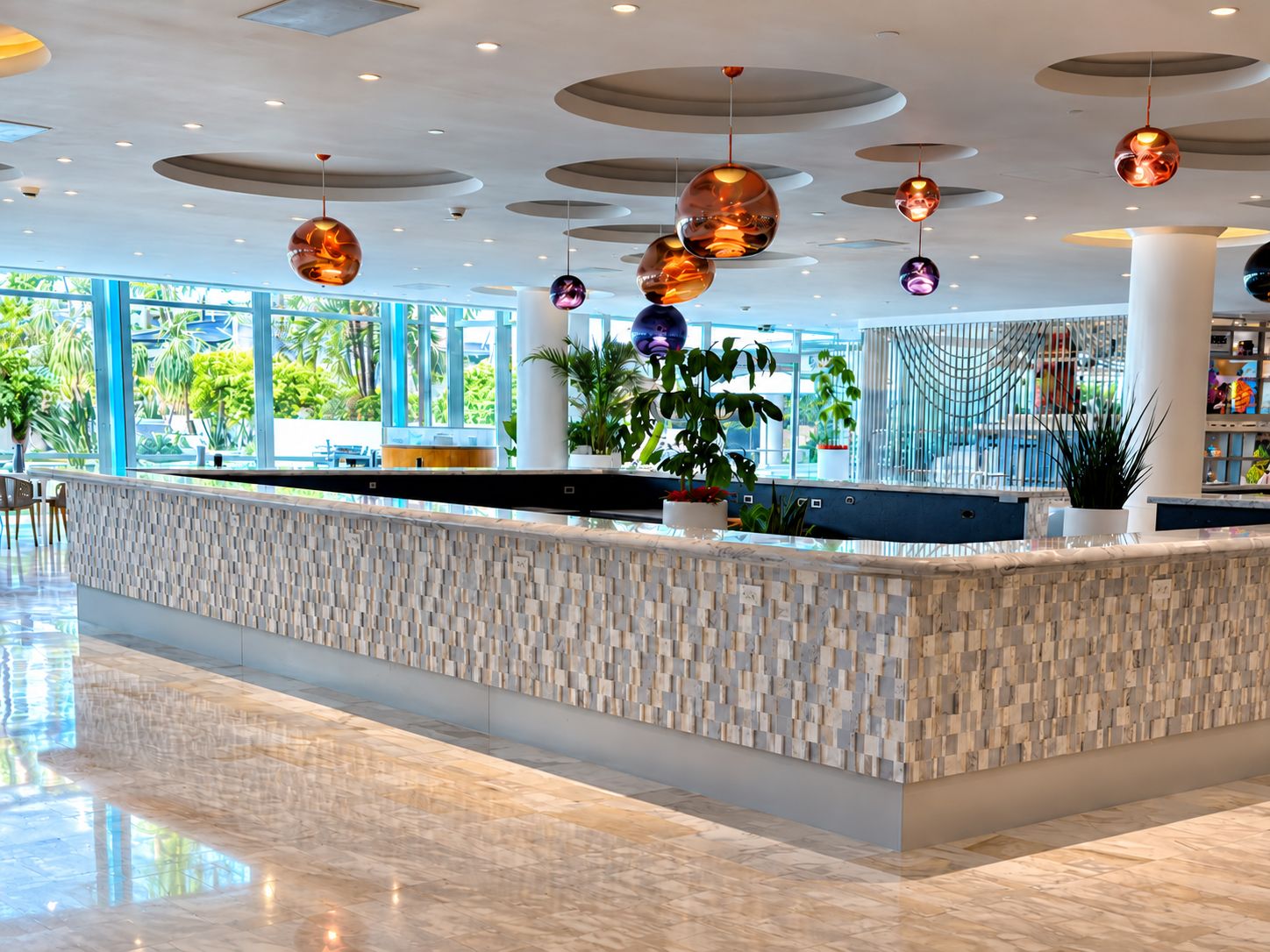 Barra de lobby de hotel con lámparas colgantes de vidrio