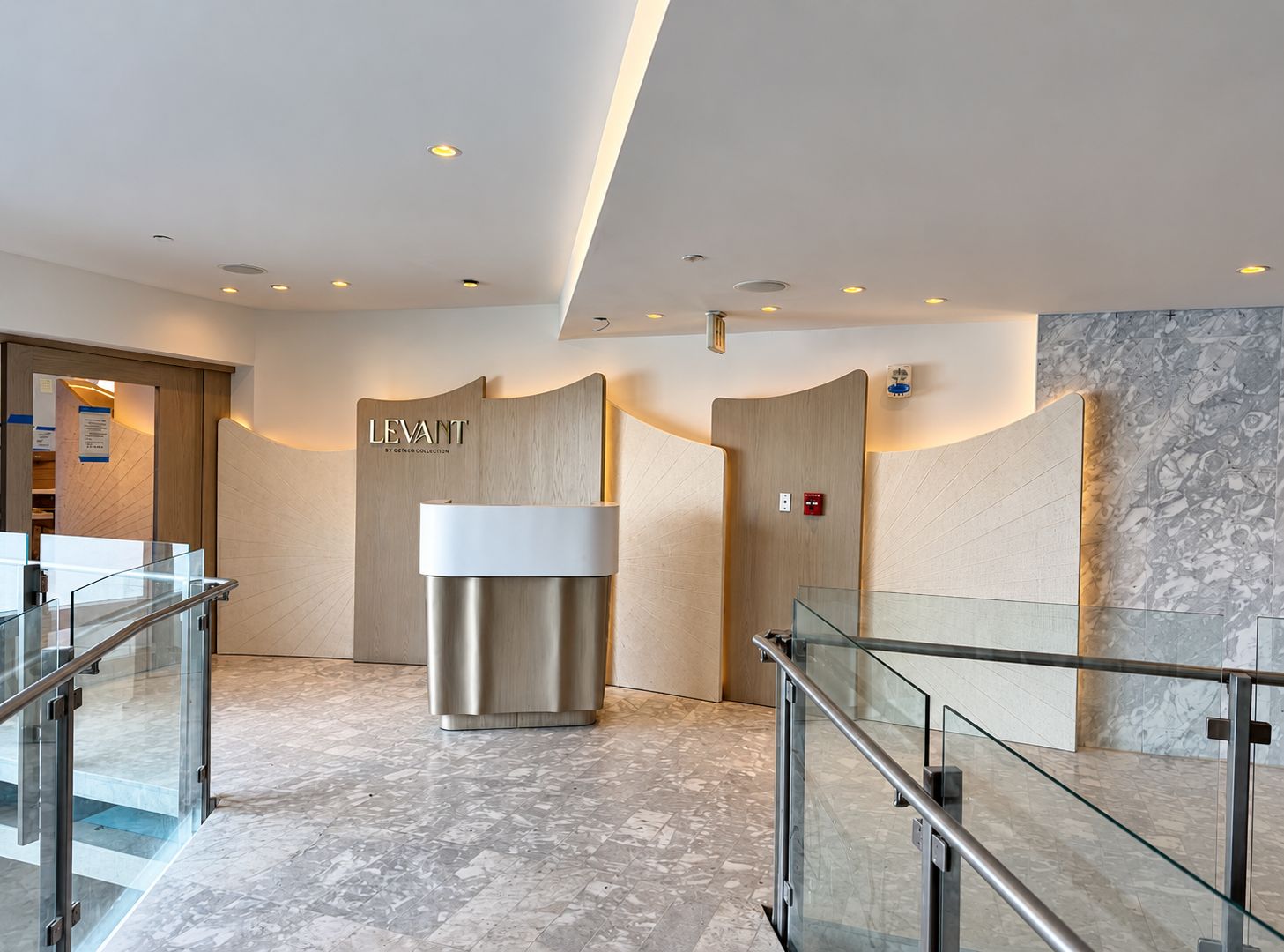 Recepción de restaurante recién construida con iluminación arquitectónica